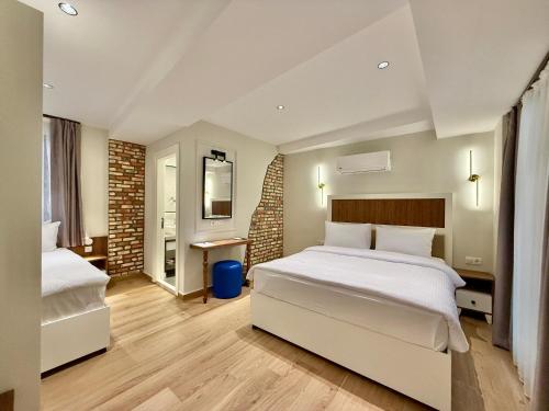 Deluxe Triple Room image 7