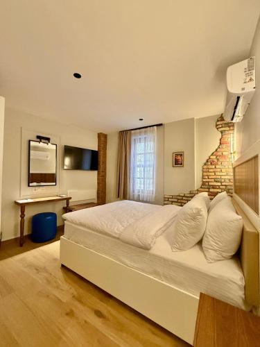 Deluxe Double Room image 7
