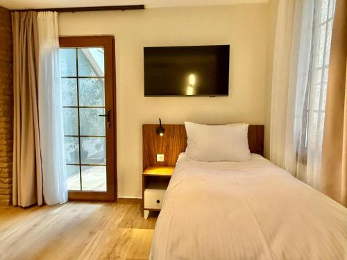 Triple Room with Balcony image 4