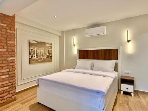 Triple Room with Balcony image 5