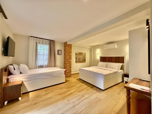 Triple Room with Balcony image 9