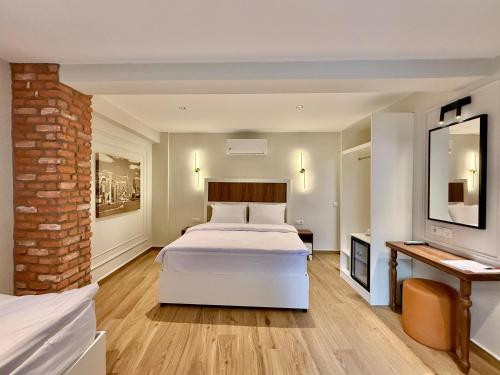 Triple Room with Balcony image 6