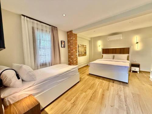 Triple Room with Balcony image 8
