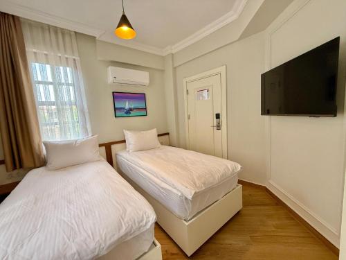 Family Room image 3