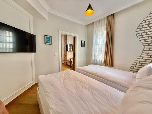 Family Room image 7