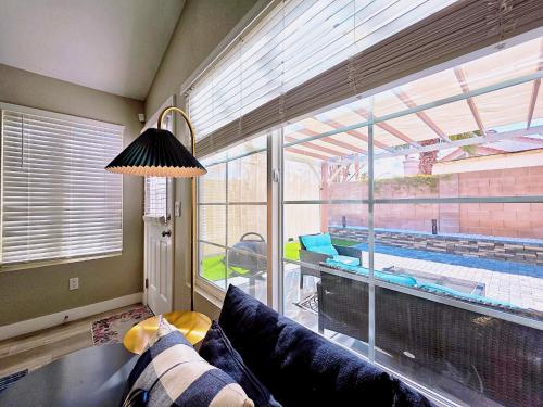Near the Strip, Smart TVs, WiFi, private garage and backyard, Las Vegas (foto 4)