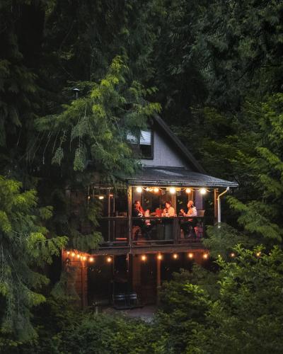 Chase's River Cabin - Hot-tub Firepit & Fireplace