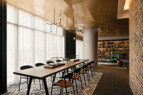 Shared lounge/TV area, Quincy House Singapore by Far East Hospitality in Queenstown