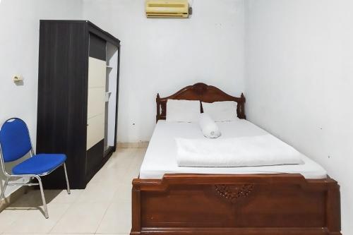 U koylakda oyogini kotardi