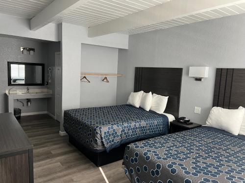 Sea Garden Motel - image 11