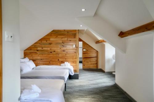 1 king bed, 1 queen bed, 1 twin bed