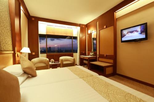 Premier Double or Twin Room image 4