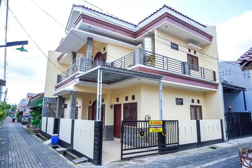 Unfurnished 2-Storey House for rent in Bekasi - Ideal for Long-Term Stay – khách sạn tại Rawa Lumbu