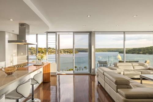 Deluxe Waterfront Queen Room in Caringbah South - Gorgeous Views All Around - Shared Bathroom in Sutherland Shire