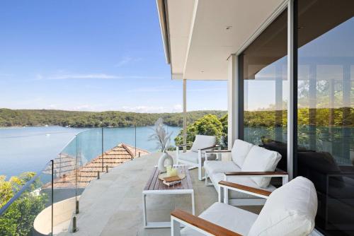 Deluxe Waterfront Queen Room in Caringbah South - Gorgeous Views All Around - Shared Bathroom in Sutherland Shire