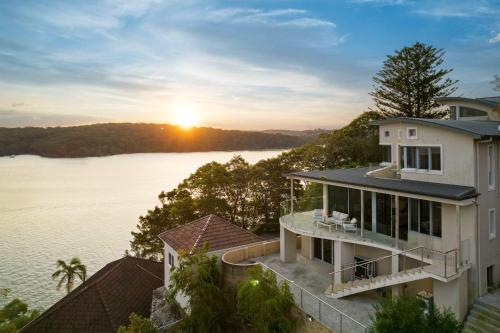 Waterfront Ensuite Queen Room - Luxury & Comfort Place in Caringbah South in Sutherland Shire