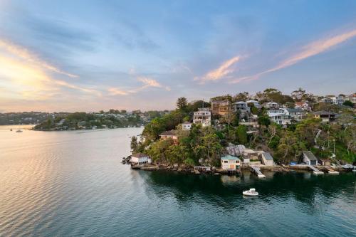 Waterfront Ensuite Queen Room - Luxury & Comfort Place in Caringbah South in Sutherland Shire