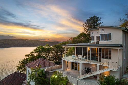 Waterfront Ensuite Queen Room - Luxury & Comfort Place in Caringbah South in Sutherland Shire