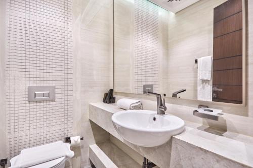 Two Bedroom Apartment in Nobles Tower by The S Holiday Homes - image 8