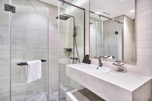 Two Bedroom Apartment in Nobles Tower by The S Holiday Homes - main image