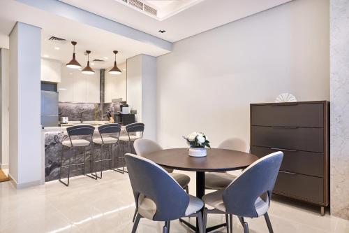 Two Bedroom Apartment in Nobles Tower by The S Holiday Homes - image 14