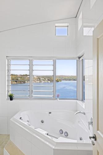 Tranquil Retreat at Caringbah South - Waterfront Ensuite King Room with Spectacular Views in Sutherland Shire