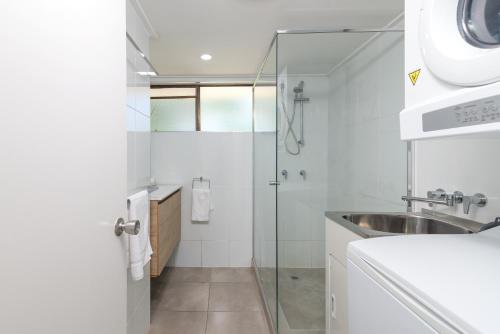 2 Bedroom Apartment Pool View image 4