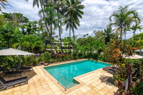 2 Bedroom Apartment Pool View image 8