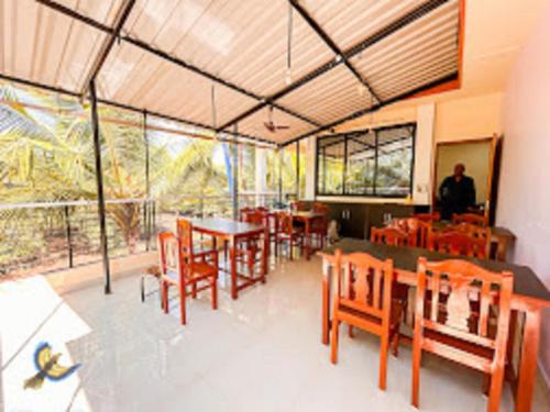 Restaurant, SAHAY VILLA RESORT in Bandora