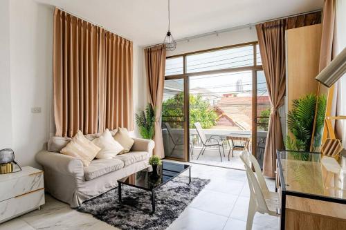 liwei cozy pool villa