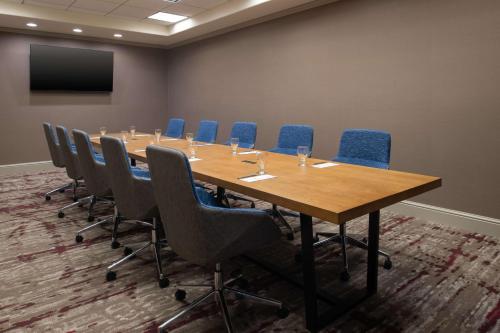 Hilton Garden Inn Fontana - image 3