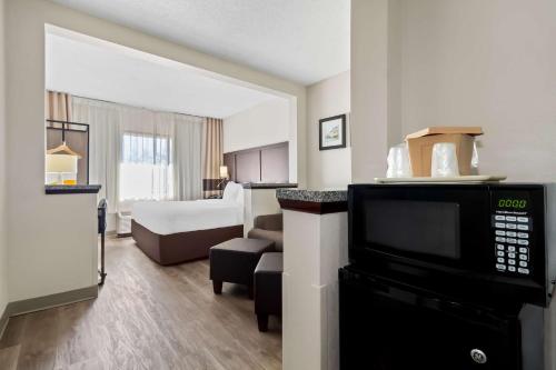 Comfort Suites Lumberton - image 10