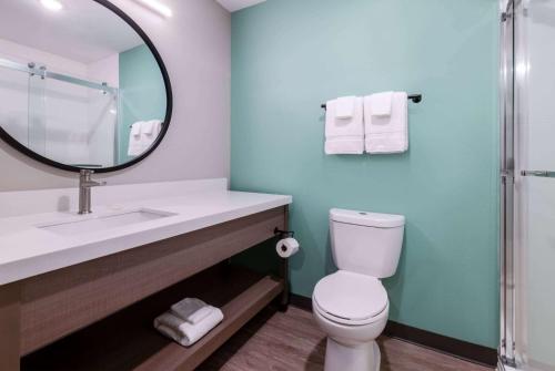 ECHO Suites Extended Stay by Wyndham Richmond West - image 6
