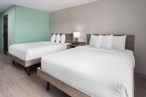 ECHO Suites Extended Stay by Wyndham Richmond West - image 2