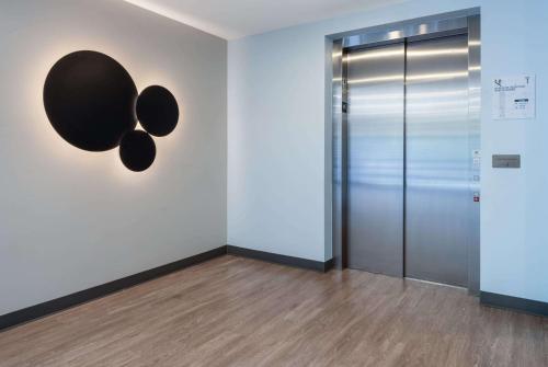 ECHO Suites Extended Stay by Wyndham Richmond West - image 11
