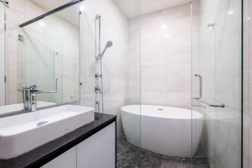 Royce Residence by uBook - image 9
