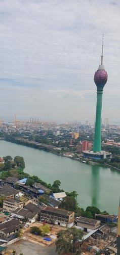 Trizen Luxury 32nd Floor 2 Bed-2 Bath Apartment with Pool Harbour & Lotus Tower views - image 13