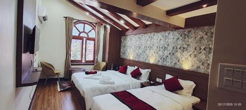 room detail thumbnail 1