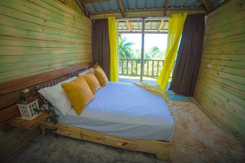 Natural Retreat with Jacuzzi and Stunning Views in Vista al Valle in Y Griega