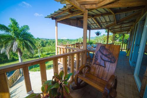 Natural Retreat with Jacuzzi and Stunning Views in Vista al Valle in Y Griega