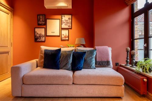 Deluxe King Room image 9