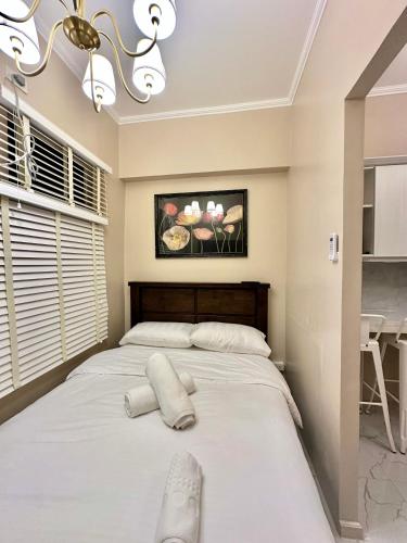 Studio Two Condominium, Alabang AMBER -Fiber WI-FI Netflix ready, Manila