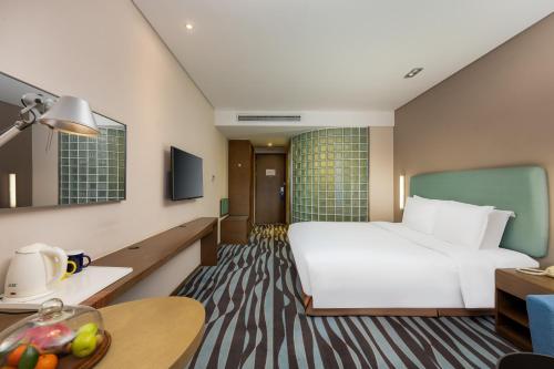 Standard King Room with Extra Floor Space image 3