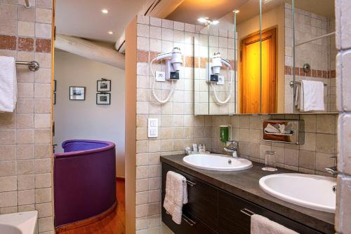 room detail thumbnail 2