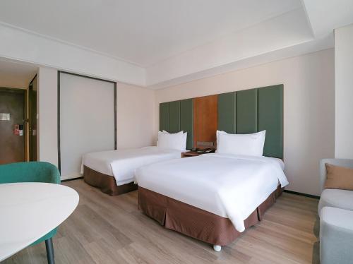 660321960 Holiday Inn Qingdao City Center by IHG - May 4th Square