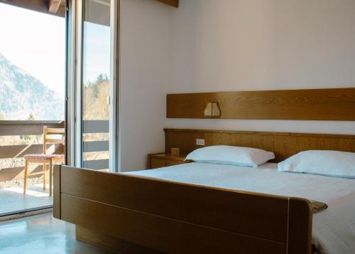 1 queen bed, 2 bunk beds