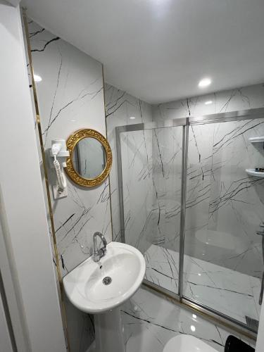 Standard Triple Room image 2
