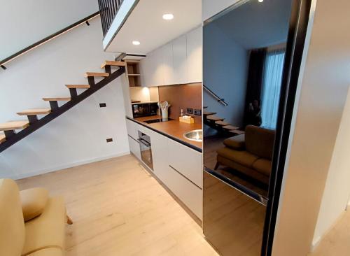 ห้องครัว, Tirana Sunset Retreat Stylish Loft by the Lake Park in มยูล บาทอเร