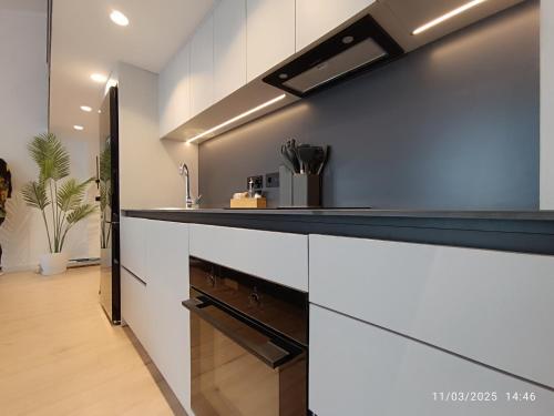 ห้องครัว, Tirana Sunset Retreat Stylish Loft by the Lake Park in มยูล บาทอเร