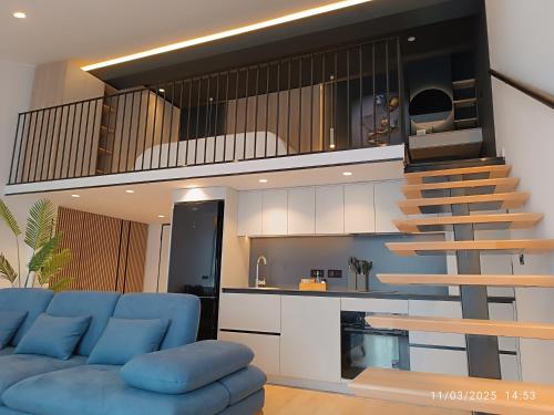 Tirana Sunset Retreat Stylish Loft by the Lake Park in มยูล บาทอเร